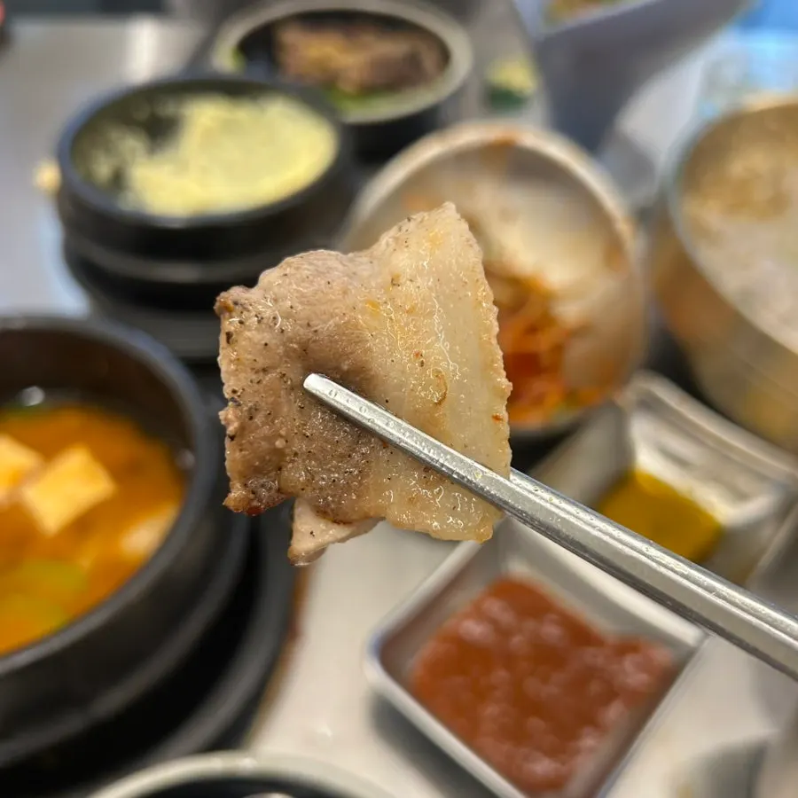 불판에서 익은 고소한 우삼겹