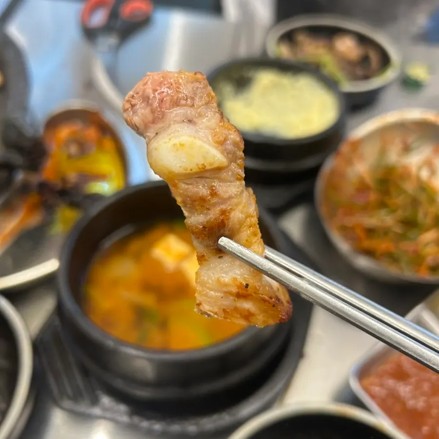 촉촉하게 구워진 통삼겹살