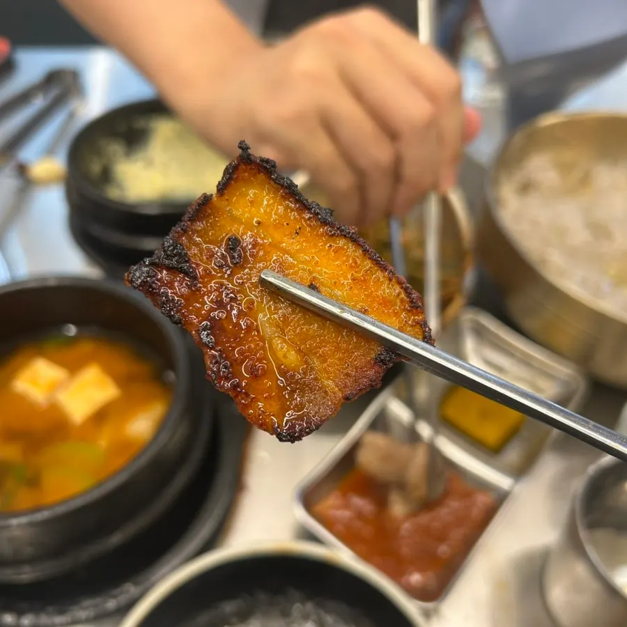 고추장 양념을 입힌 삼겹살 구이