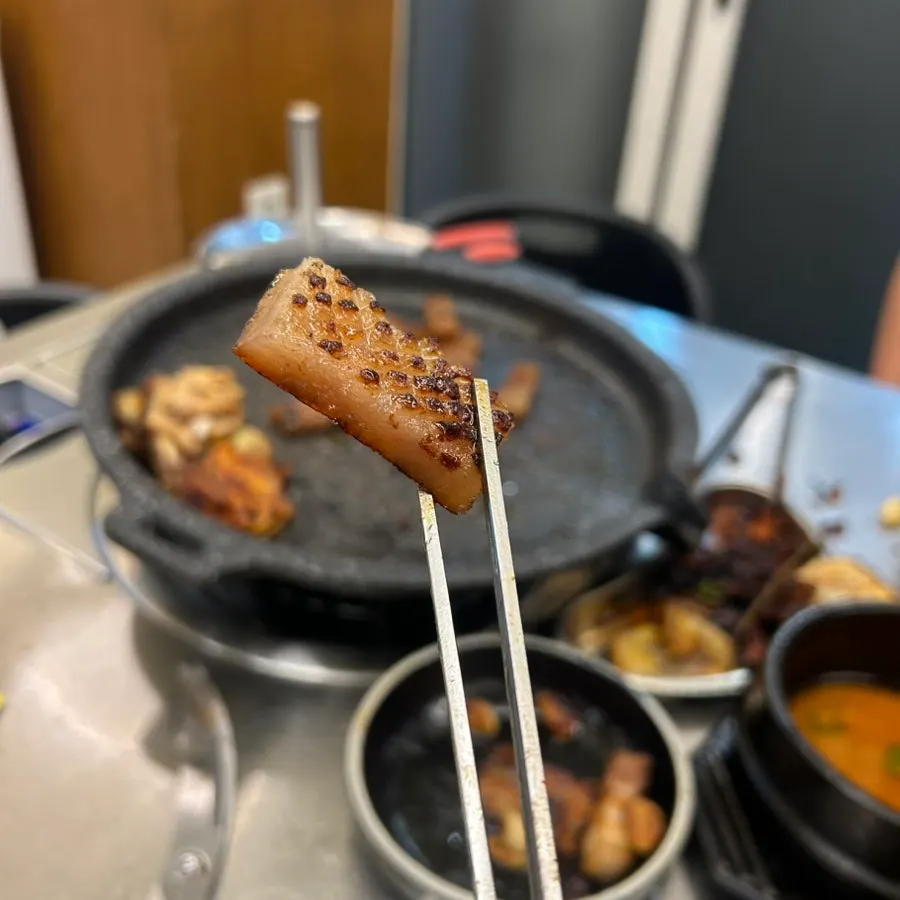 달짝지근한 양념의 쫀득한 껍데기 구이