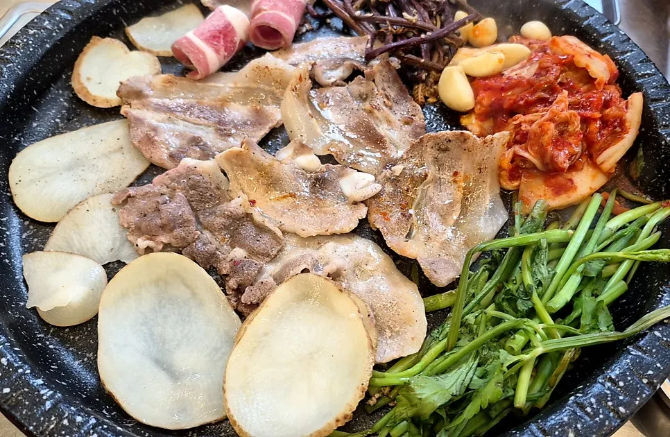 Set A table spread ordered at Naengsam Hanok