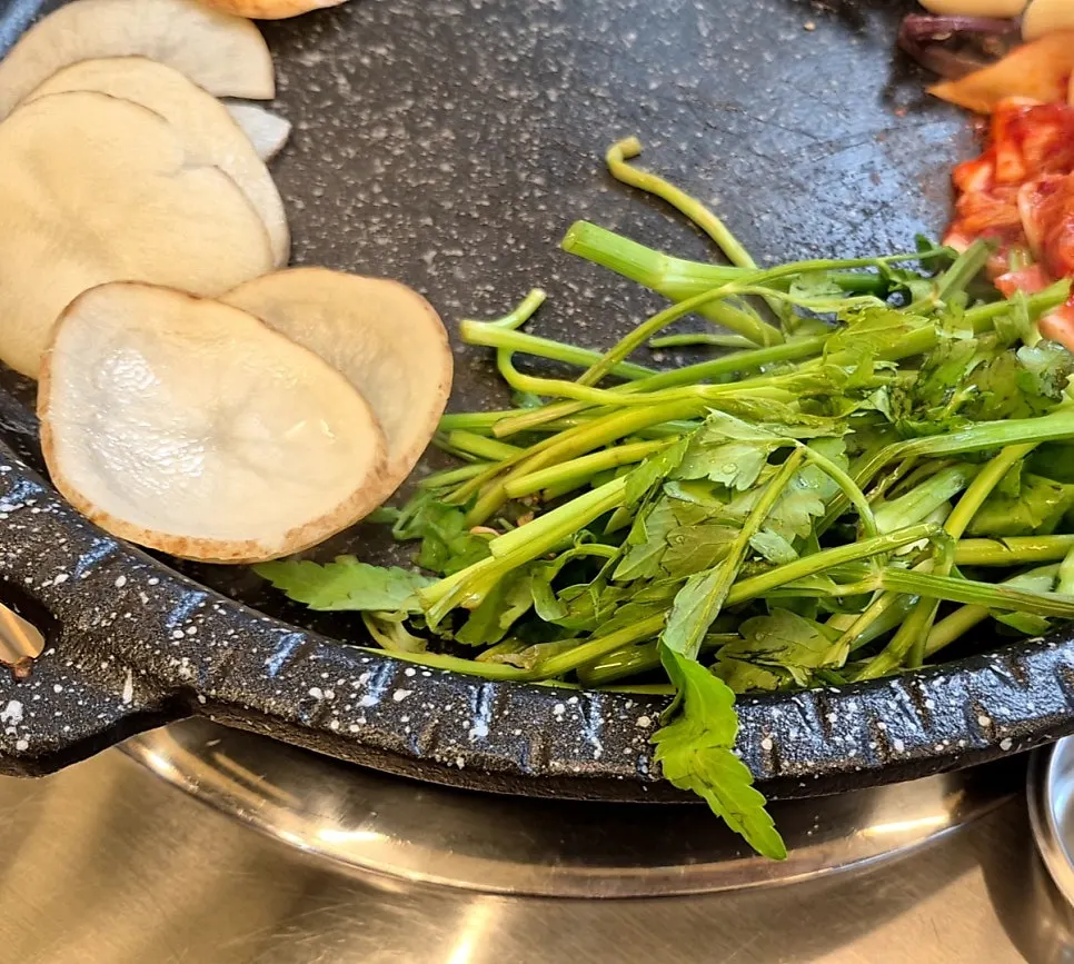 Side dish plates placed next to the grill pan