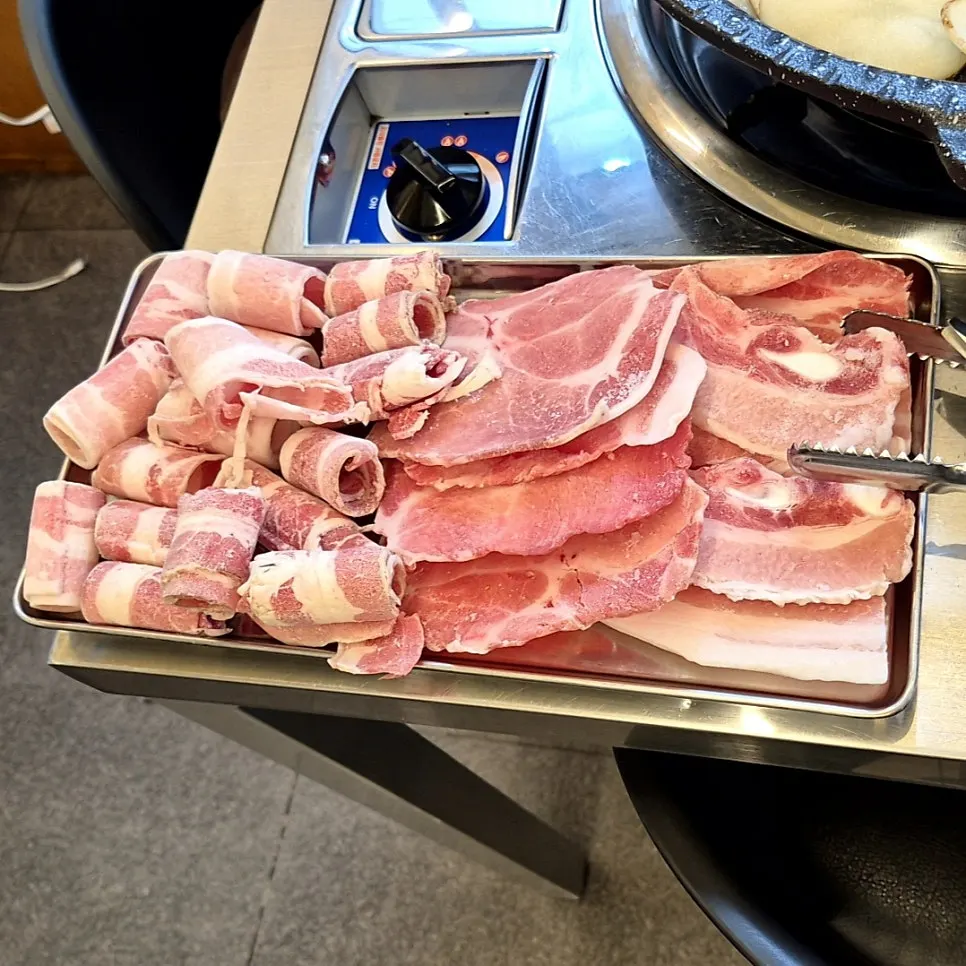 Minari, potato, and kimchi placed on the grill pan