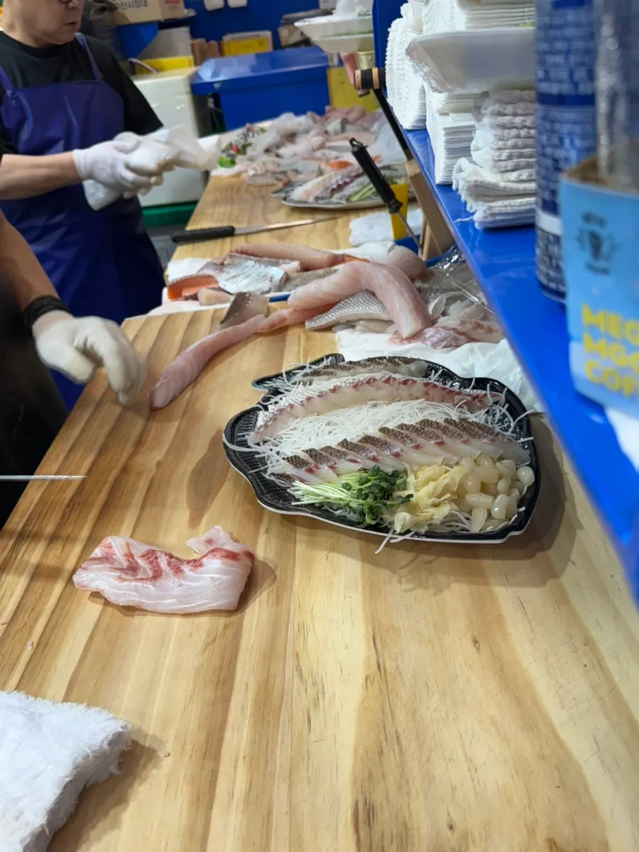 쉴 틈 없이 회를 써는 작업대 풍경