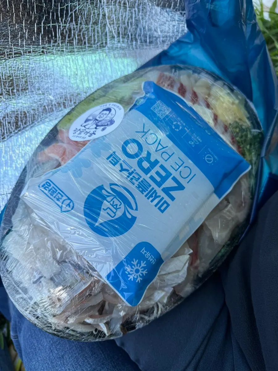 회 용기에 밀착된 보냉팩 2개