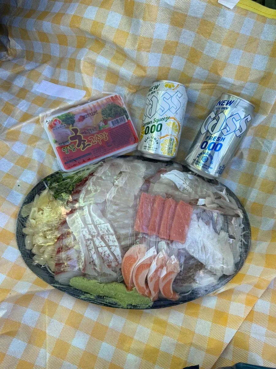 무알콜 맥주와 함께 차린 한강 회크닉 상