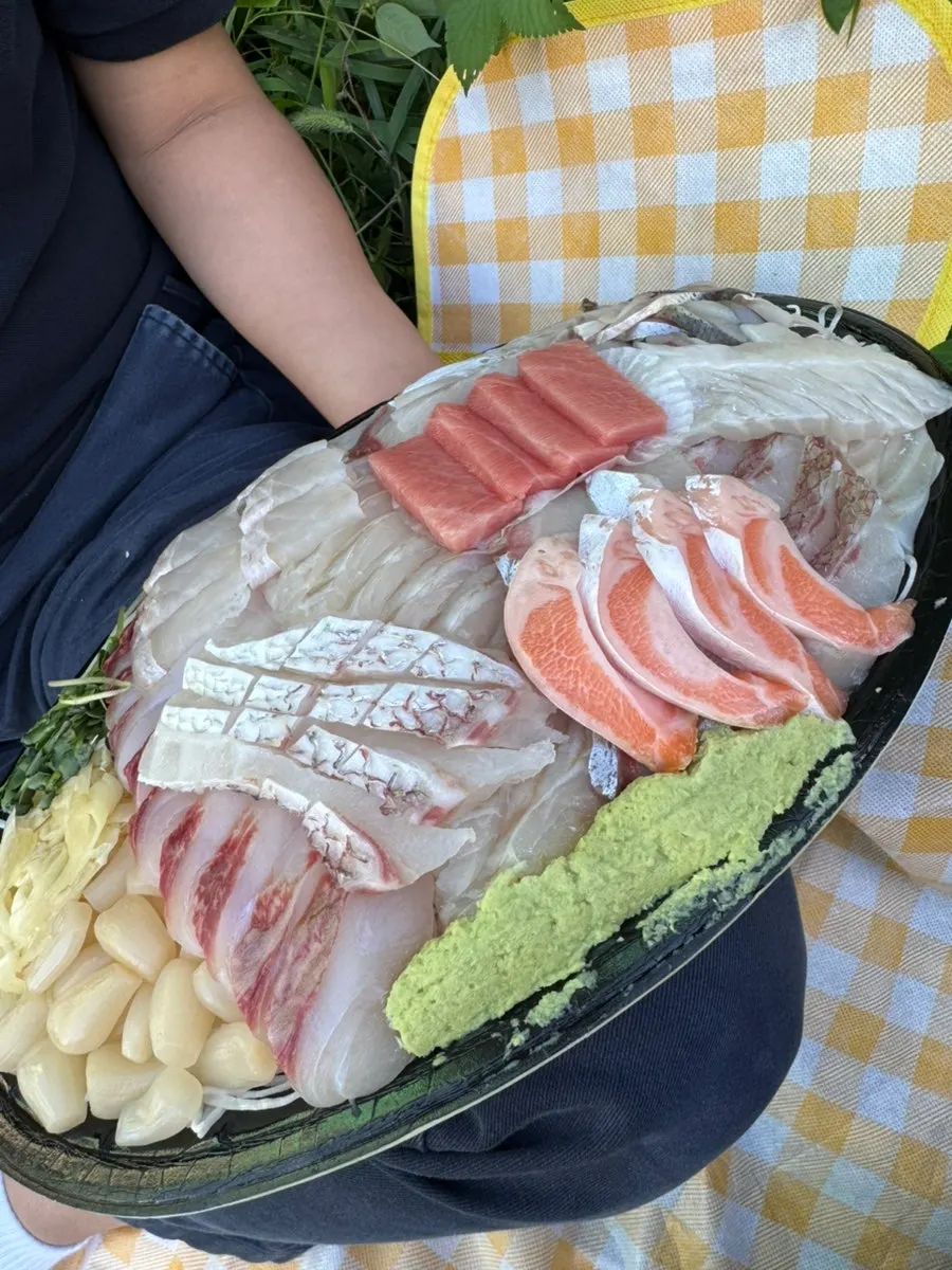 도톰하게 썰린 회 한 점 클로즈업