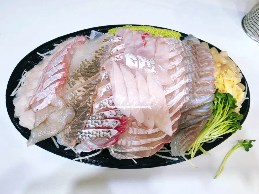 Ttangkkeut Maeul assorted sashimi at Noryangjin Fisheries Wholesale Market