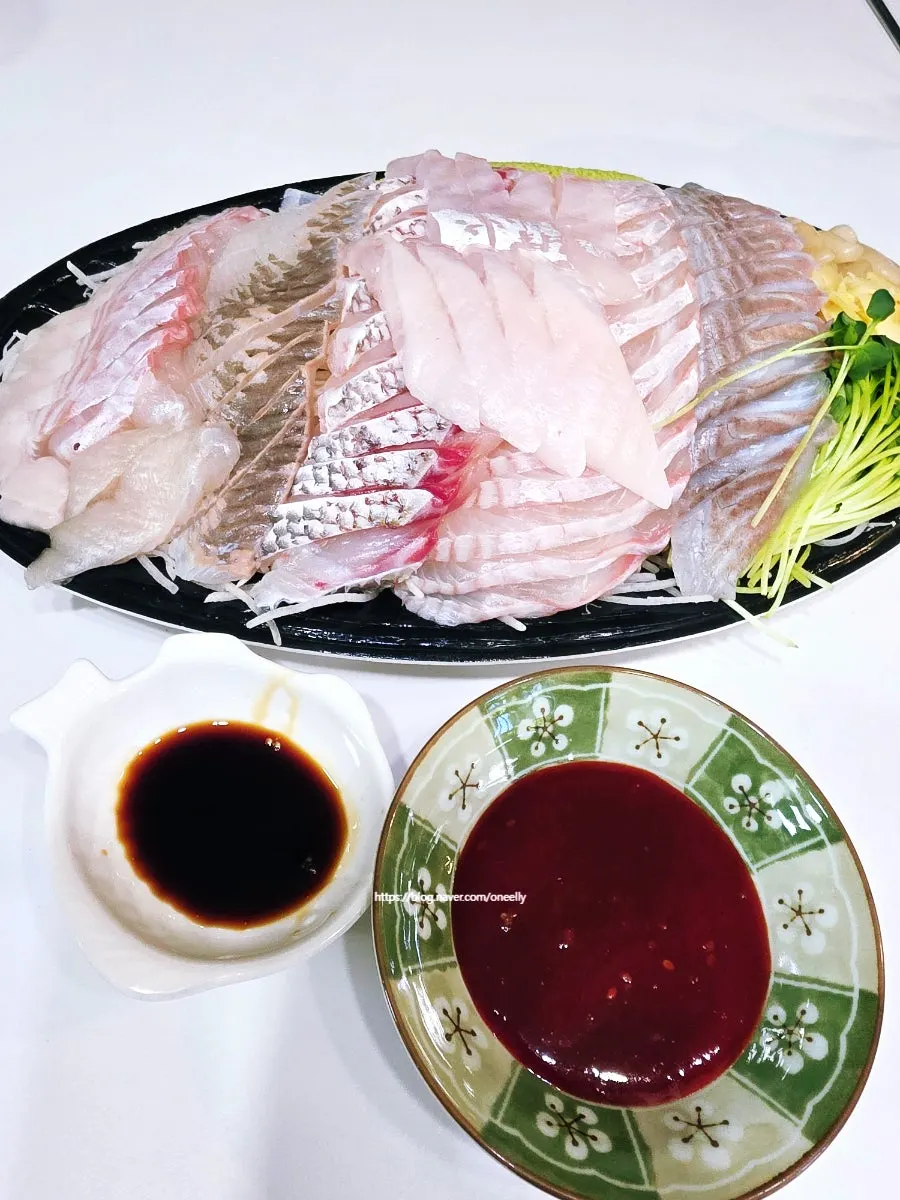 Sushi sauce and sashimi takeaway set