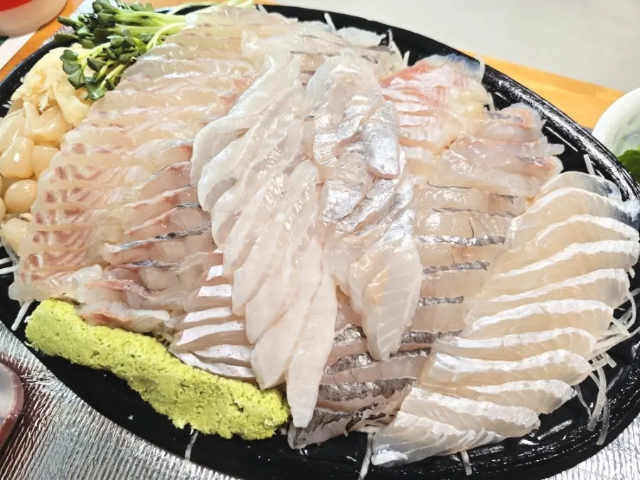 Basic Korean flatfish and rockfish sashimi takeaway set
