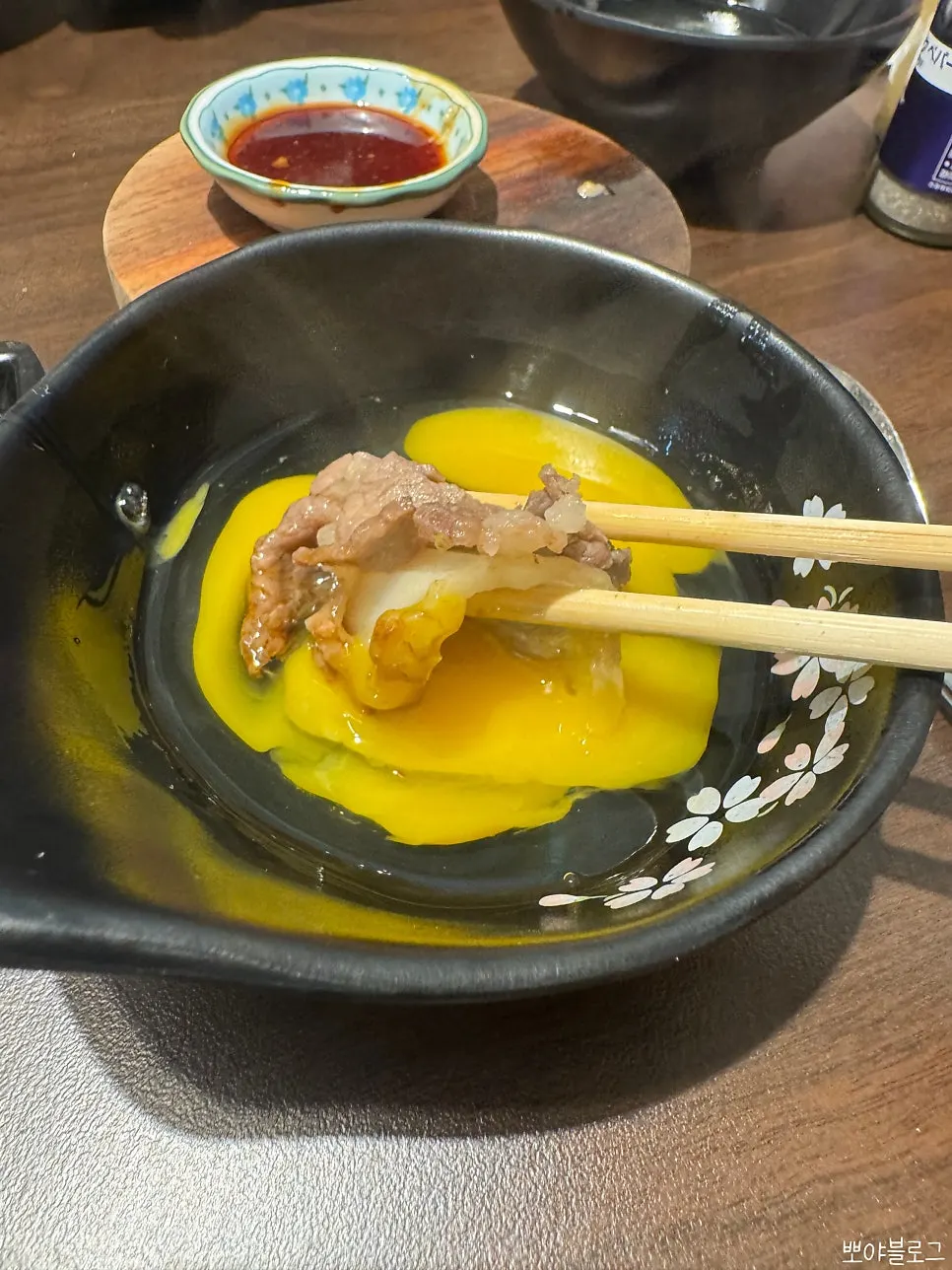 Sukiyaki meat coated in raw egg