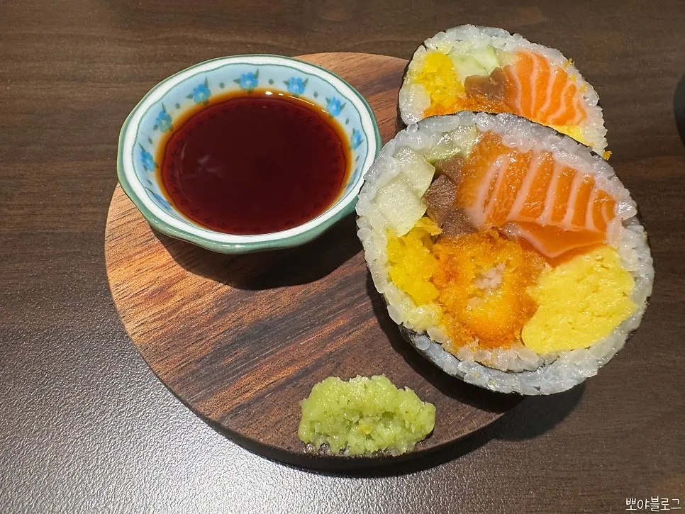 Futomaki served alongside sukiyaki