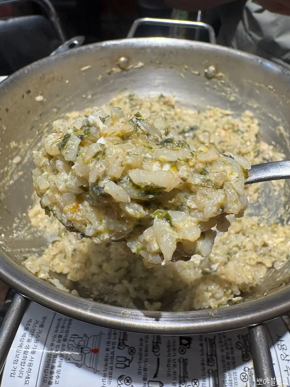 Finishing sukiyaki porridge topped with gim flakes