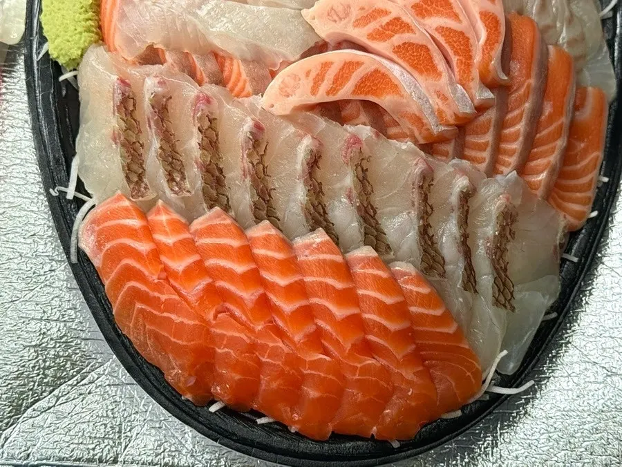 비닐을 벗긴 땅마카세 모듬회 접시