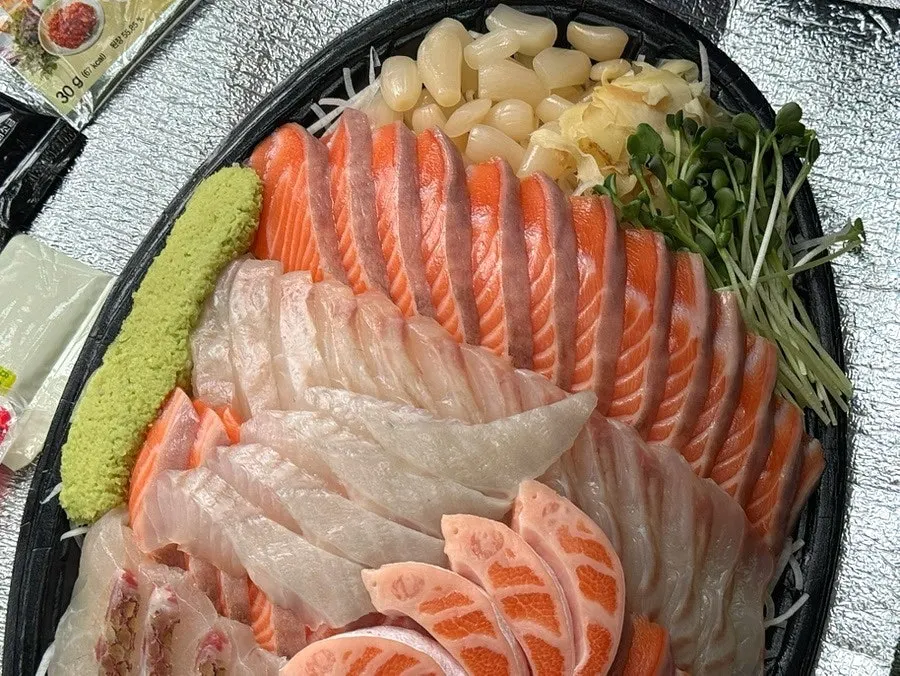 연어 도미 광어가 담긴 모듬회