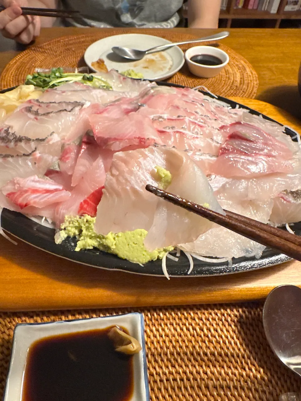 등 푸른 생선 줄무늬전갱이 회 접시