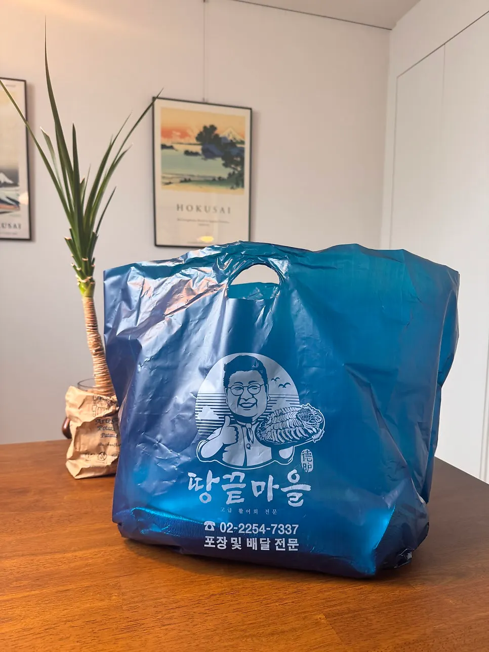초대리로 만든 샤리에 올린 회