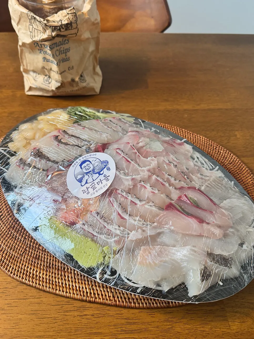 집에서 와인과 함께 차린 포장 회 상차림