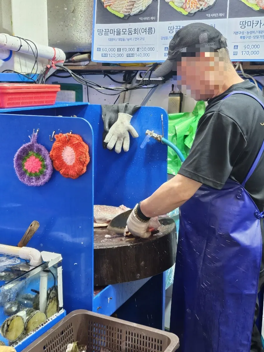 가게 안에서 회 뜨는 모습