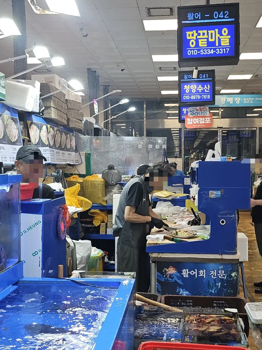 땅끝마을 점포 작업대와 회 손질 장면