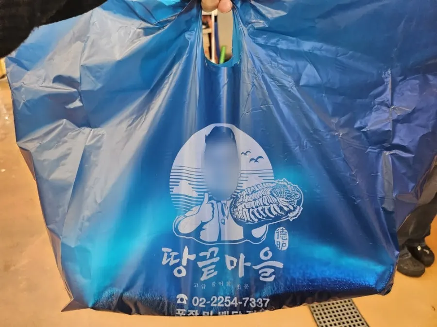 랩을 씌운 포장 회 접시