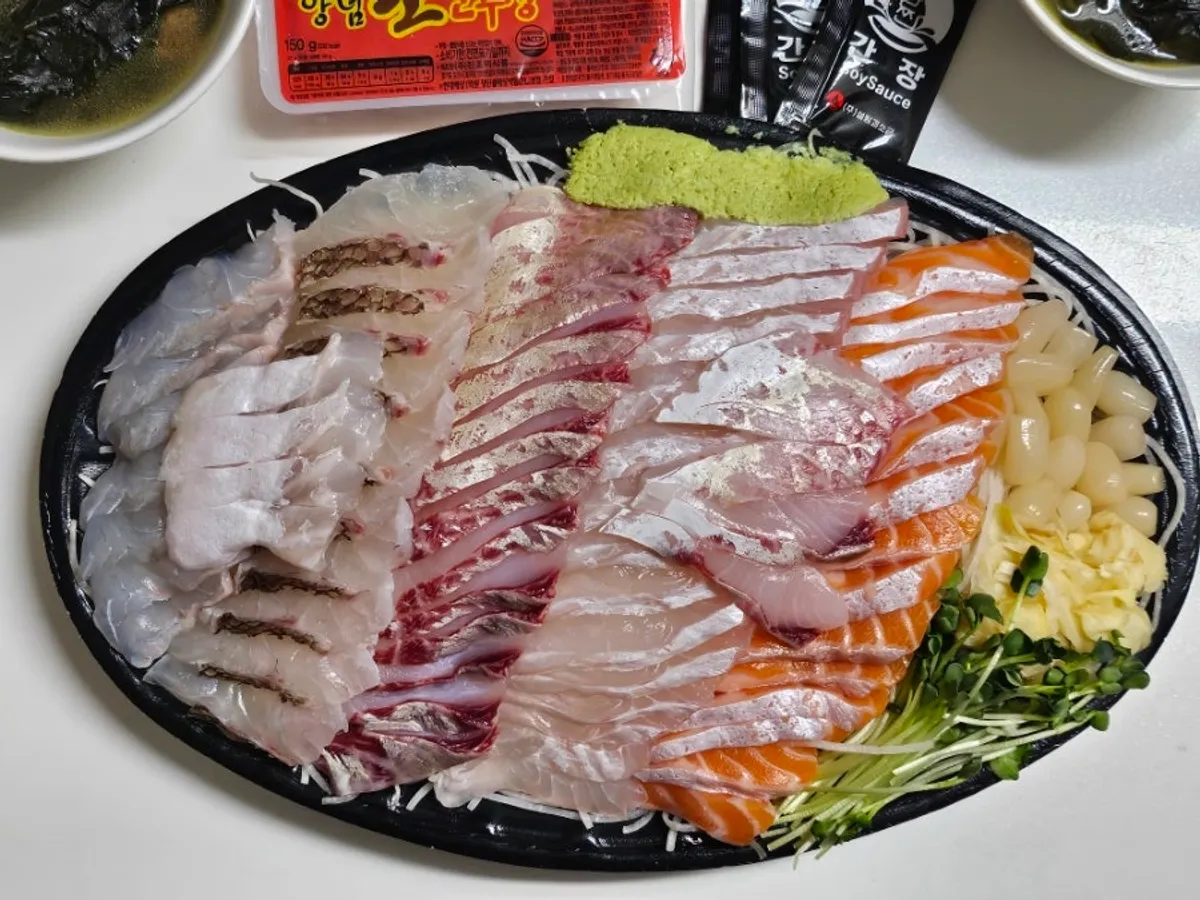 광어 참돔 농어 연어가 깔린 모둠회 중자