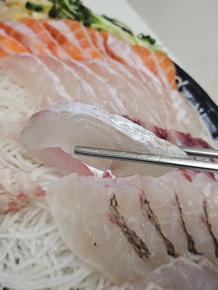 무순과 함께 담긴 모둠회 클로즈업