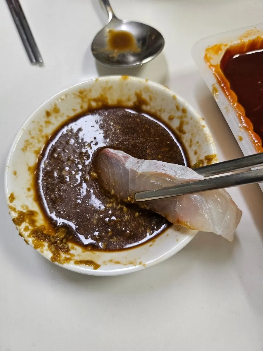 두툼하게 썰린 광어회