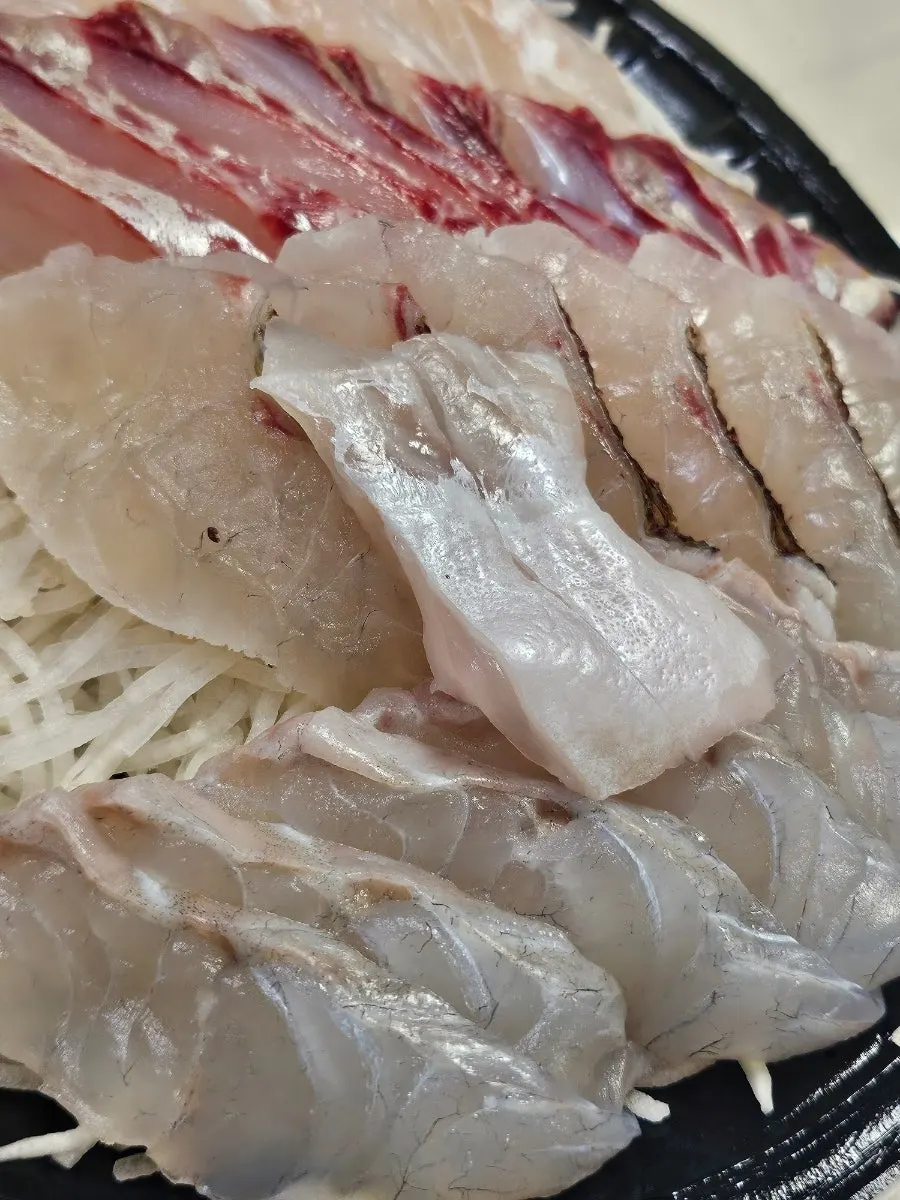 접시에 놓인 지느러미살 회