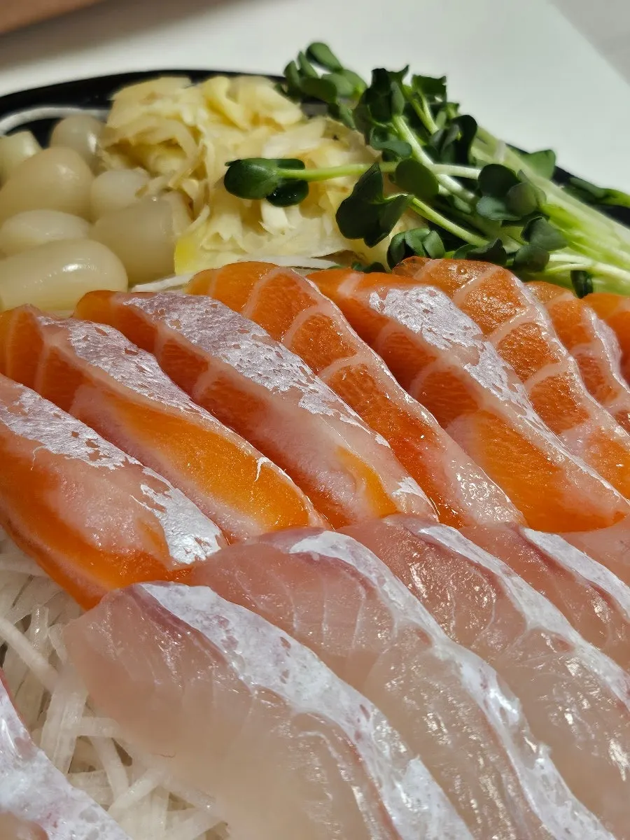 거의 비운 모둠회 접시
