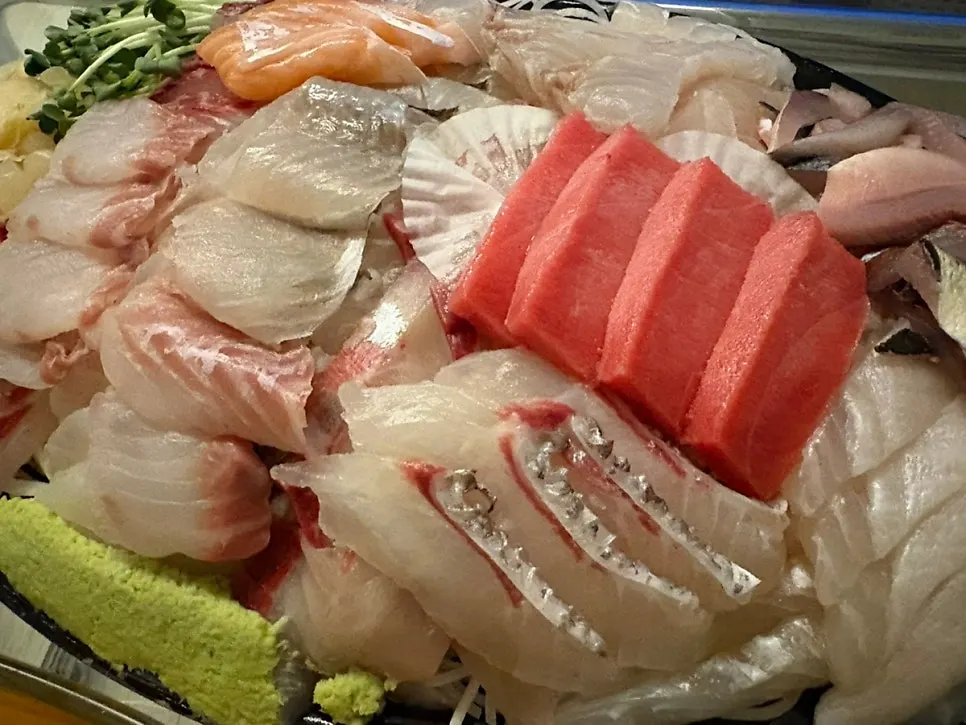 Skin-on seabream sashimi and gizzard shad sashimi