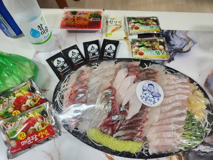 Sashimi platter bag packed with ice packs