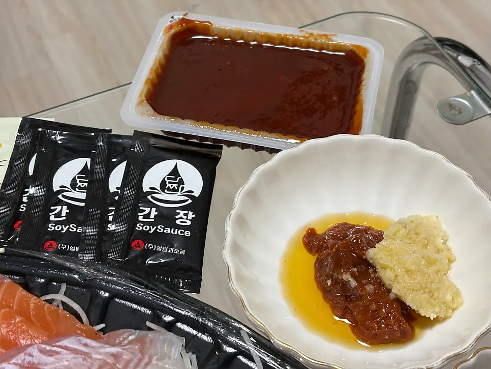 Soy sauce, chili vinegar sauce, makjang and chodaeri dipping sauces