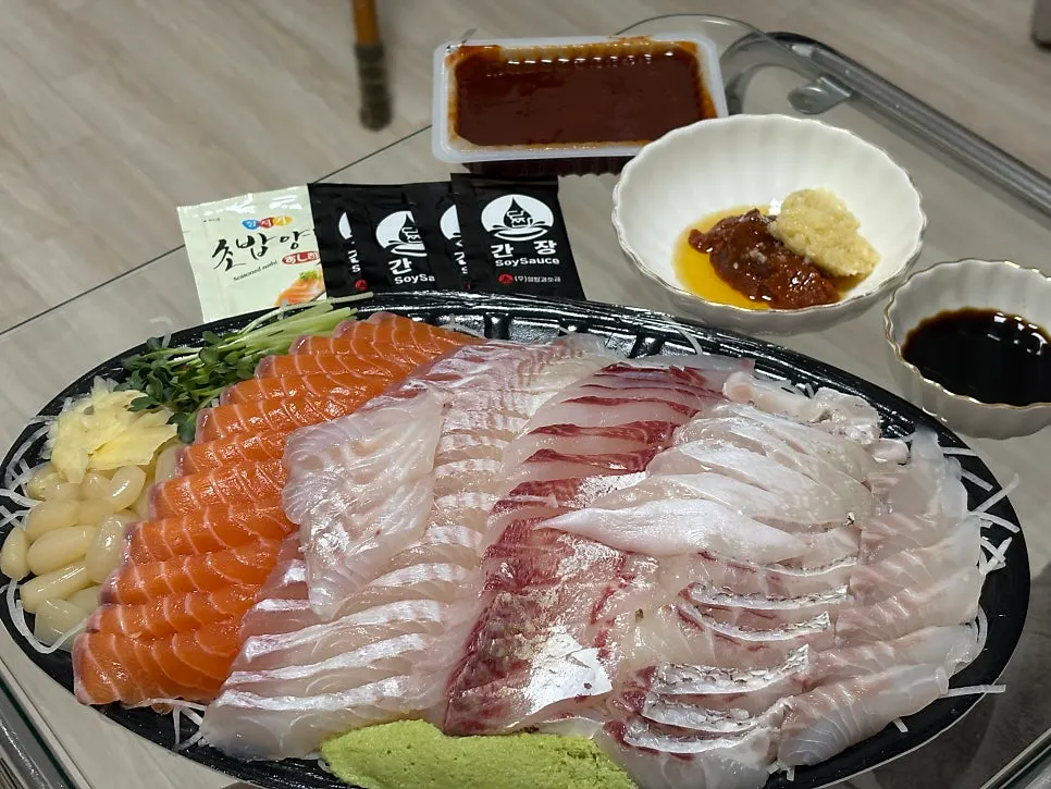 Final spread of takeout sashimi from Ttangkkeut Maeul at Noryangjin Fisheries Market