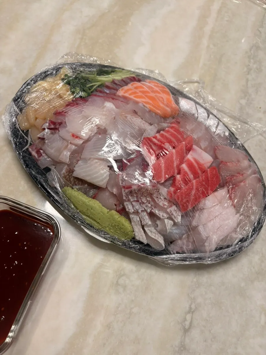 고급회 구성 횟감이 빼곡히 담긴 접시