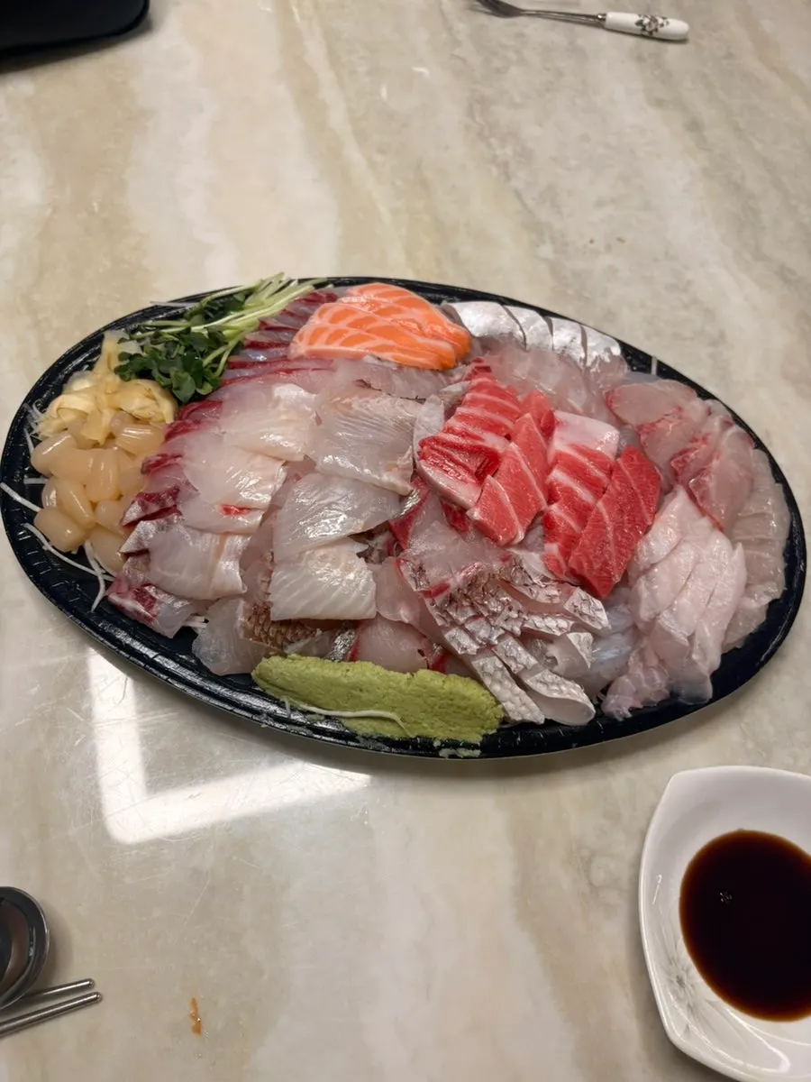 두껍게 썰린 회 클로즈업