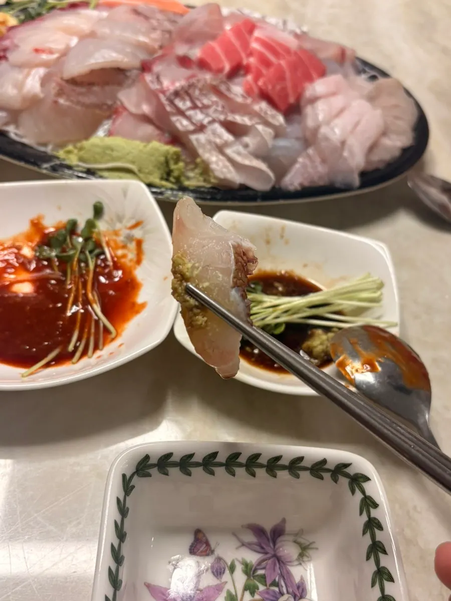 간장과 와사비에 찍은 참다랑어