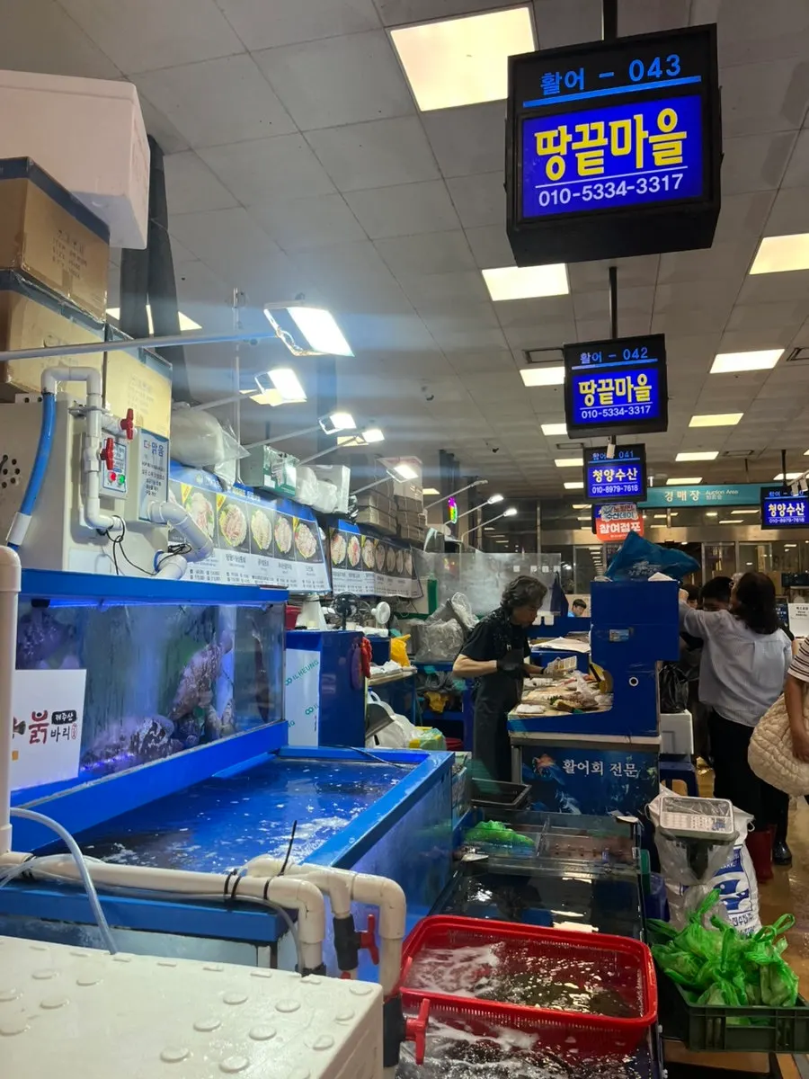 노량진수산시장 안 땅끝마을 점포 외관