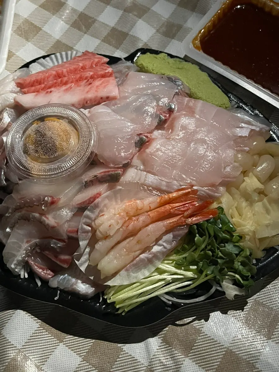 두툼하게 썰린 대광어 대농어 줄전갱이 회