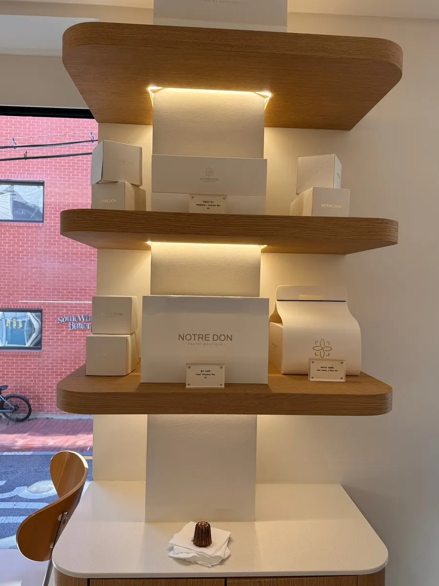 Compact and cozy interior view of Notldun