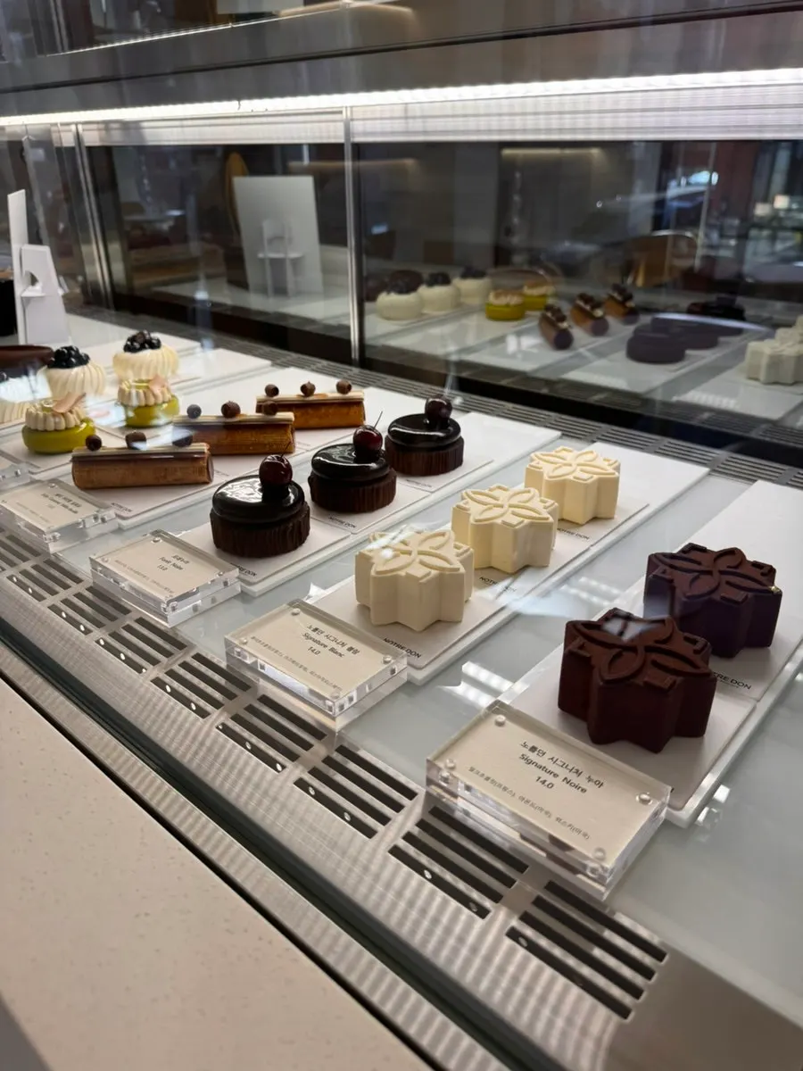Showcase displaying slice cakes