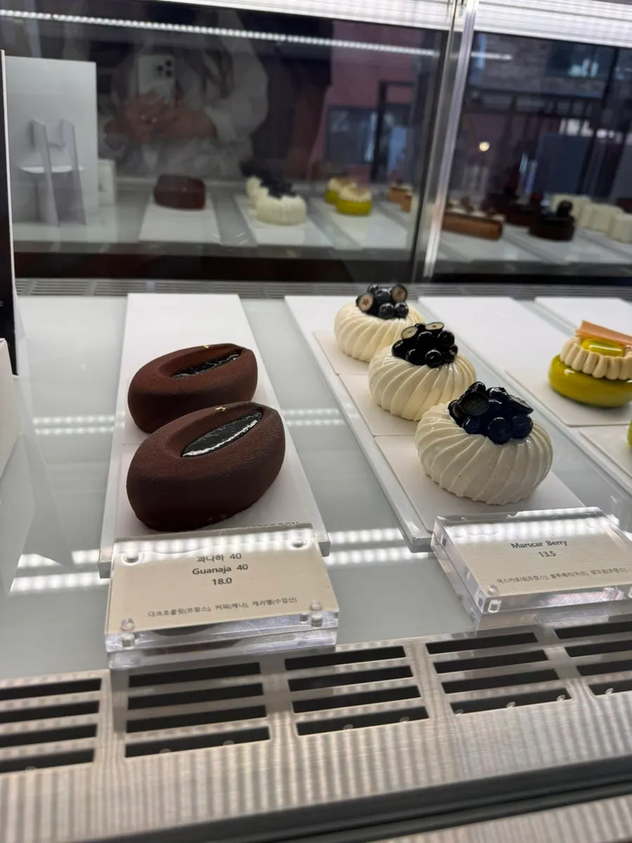 Lineup of cakes in the Notldun showcase