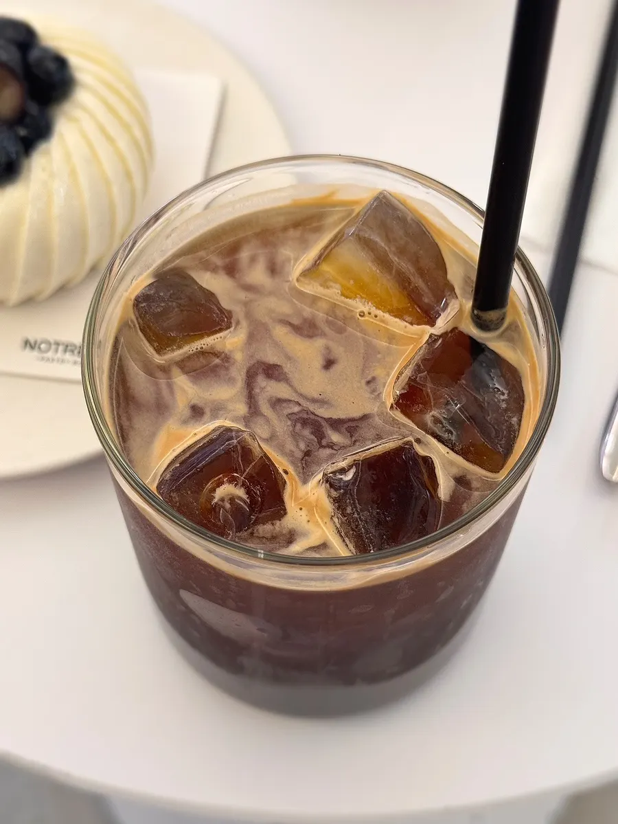 Iced americano and cake table setting