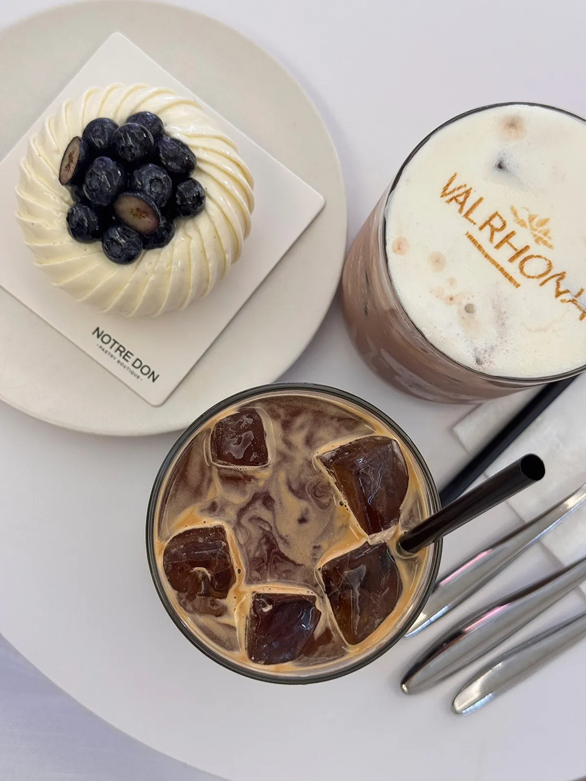 Notldun dessert and drink set on the table