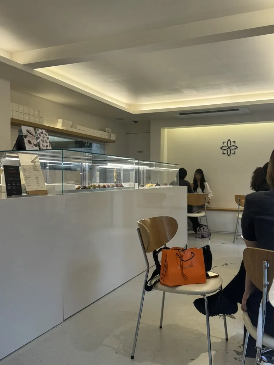 케이크와 마들렌이 진열된 통유리 디저트 쇼케이스