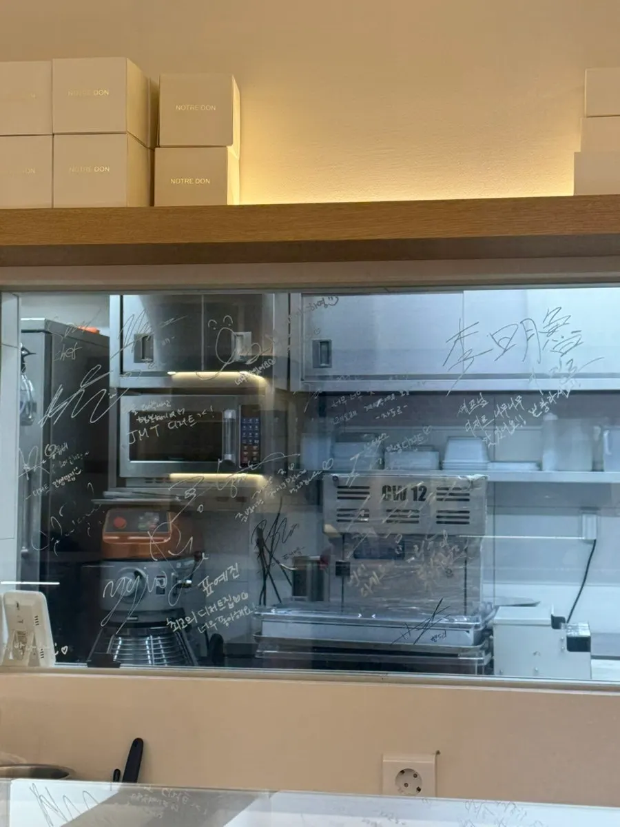 원형 원목 테이블과 우드 의자가 놓인 좌석