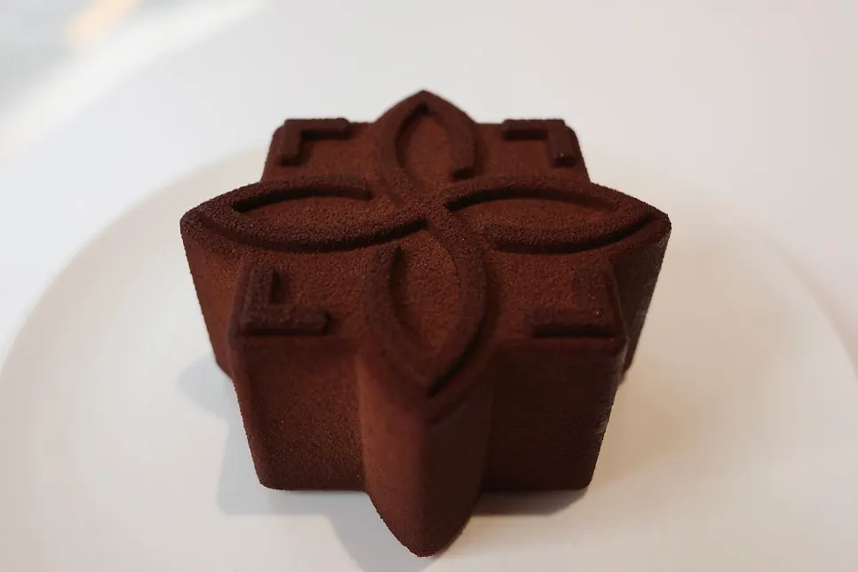 Signature Noir cake topped with the Notldun logo