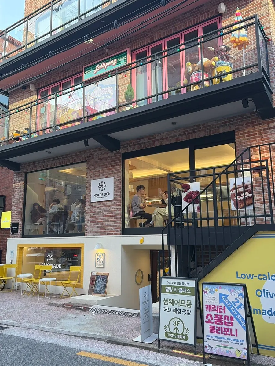 Entrance to Notldun's 2nd-floor shop