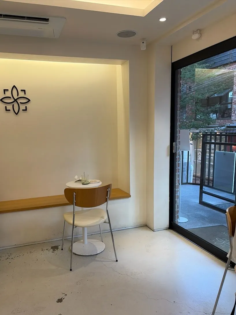 Notldun's clean, white-toned interior