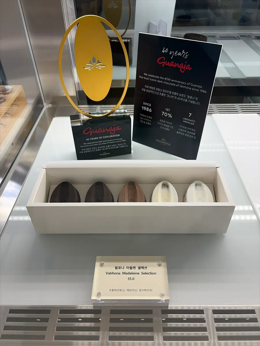 Madeleine and financier selections displayed at Notldun